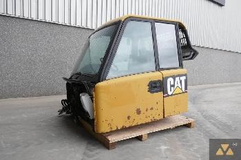 CAT 725 Cab