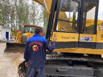 CAT E 200 B