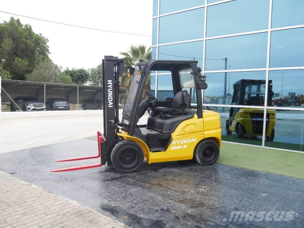 Hyundai 25 D-9 Diesel Forklifts