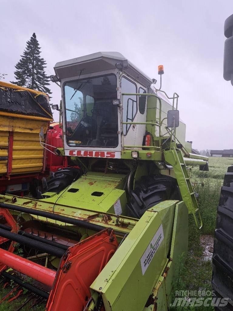 CLAAS Dominator 68 Combine Harvesters