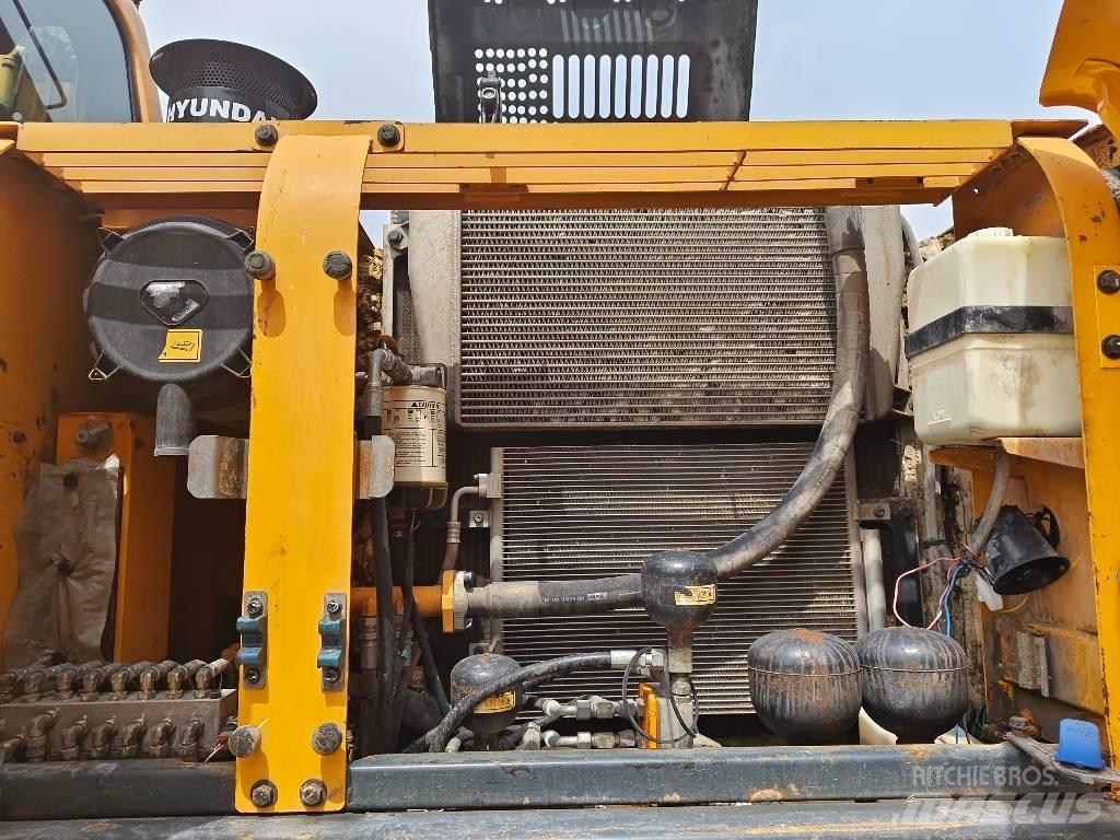 Hyundai R210W-9 Wheeled Excavators