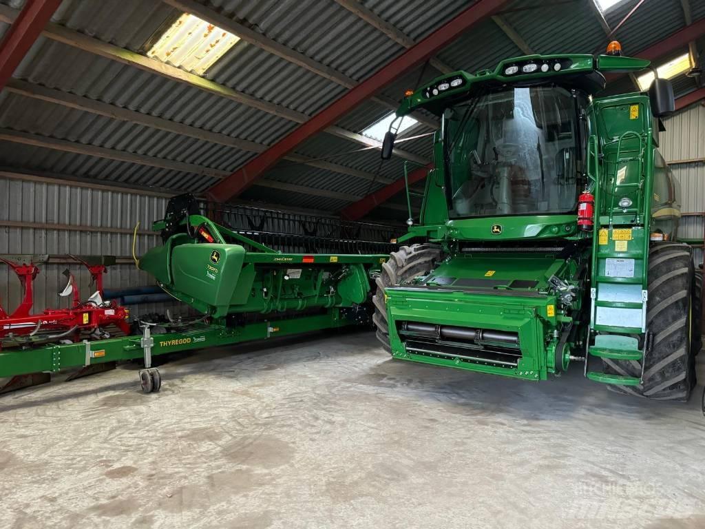 John Deere T 660i Combine Harvesters