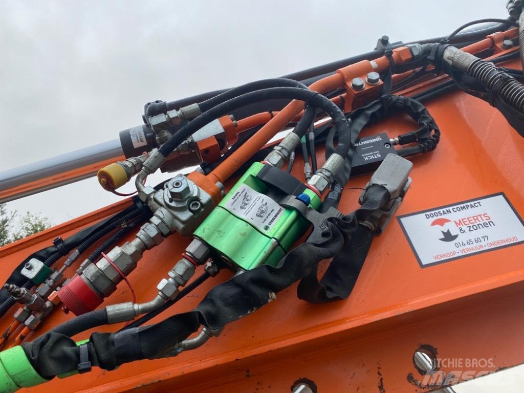 Doosan DX 140 W -5 Mobile and all terrain cranes