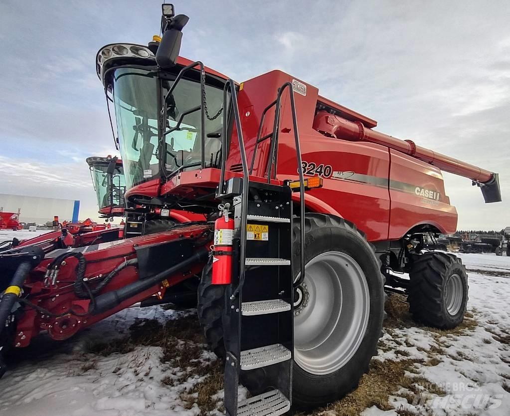 CASE 8240 Combine Harvesters