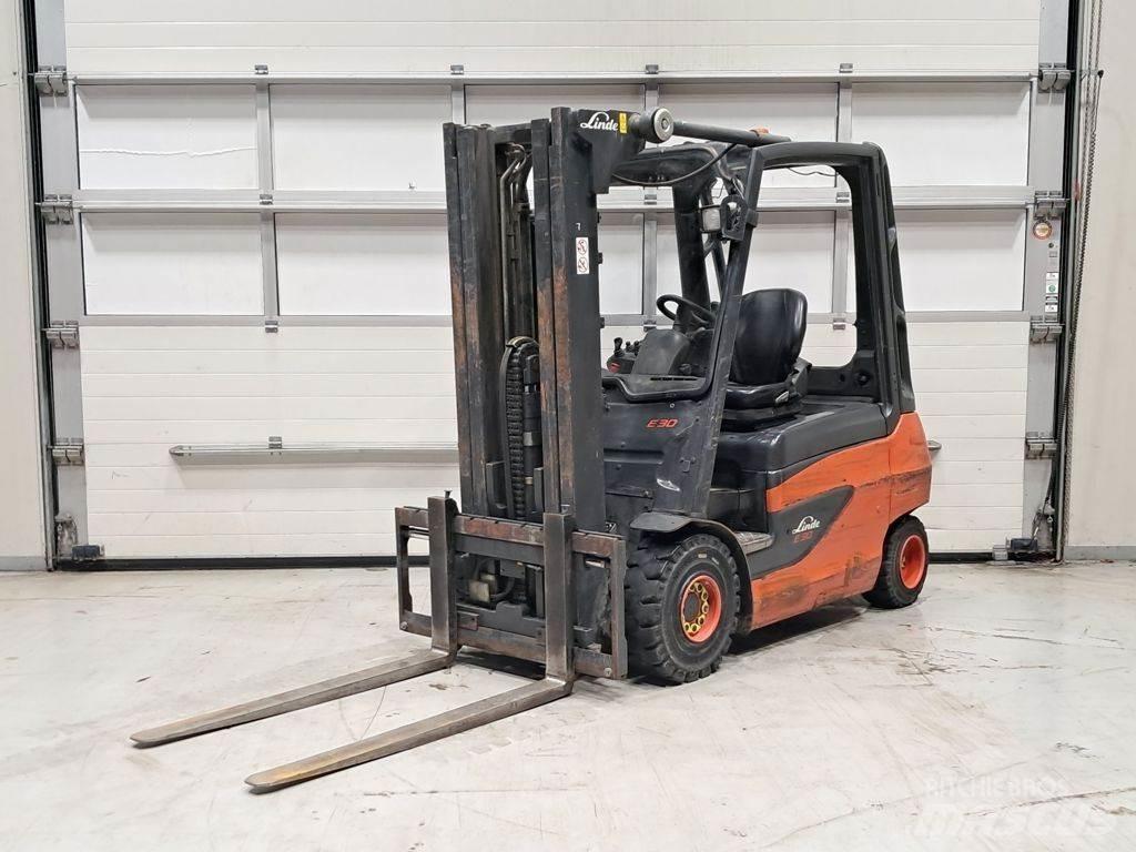 Linde E30-01 Electric Forklifts