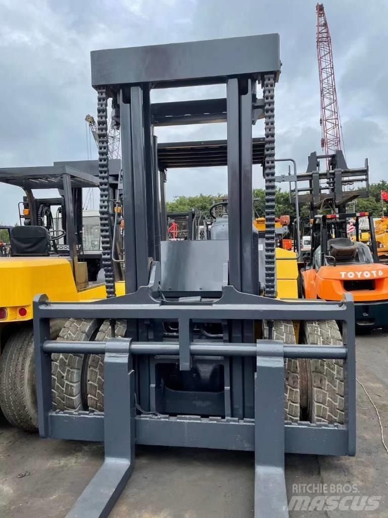 Komatsu 20 ton Diesel Forklifts