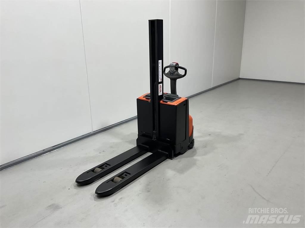 BT SWE080L Self Propelled Stackers