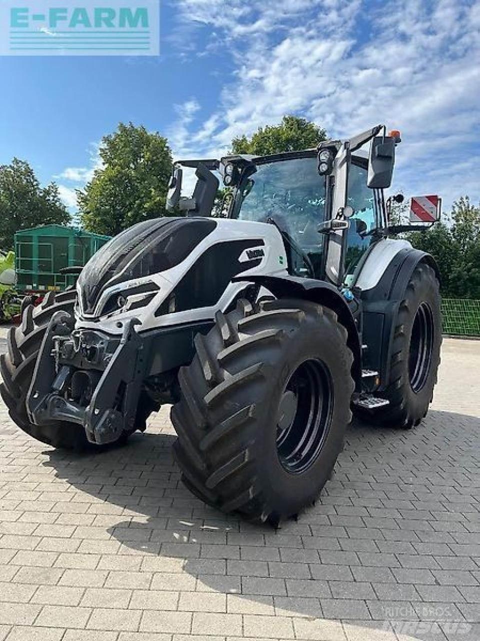 Valtra q245 Tractors