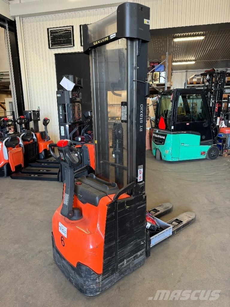 Toyota SWE160 Pedestrian stacker
