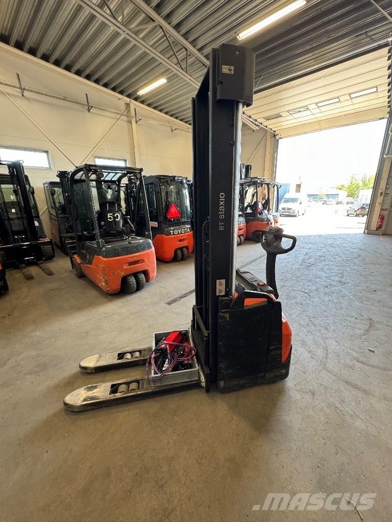 Toyota SWE160 Pedestrian stacker