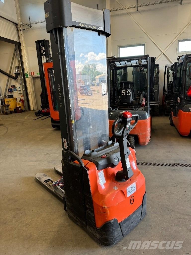 Toyota SWE160 Pedestrian stacker