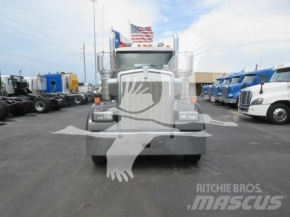 Kenworth W900 Conventional Trucks / Tractor Trucks