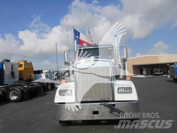 Kenworth W900L Conventional Trucks / Tractor Trucks