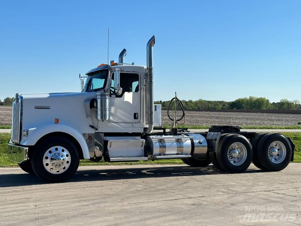 Kenworth W900 Conventional Trucks / Tractor Trucks