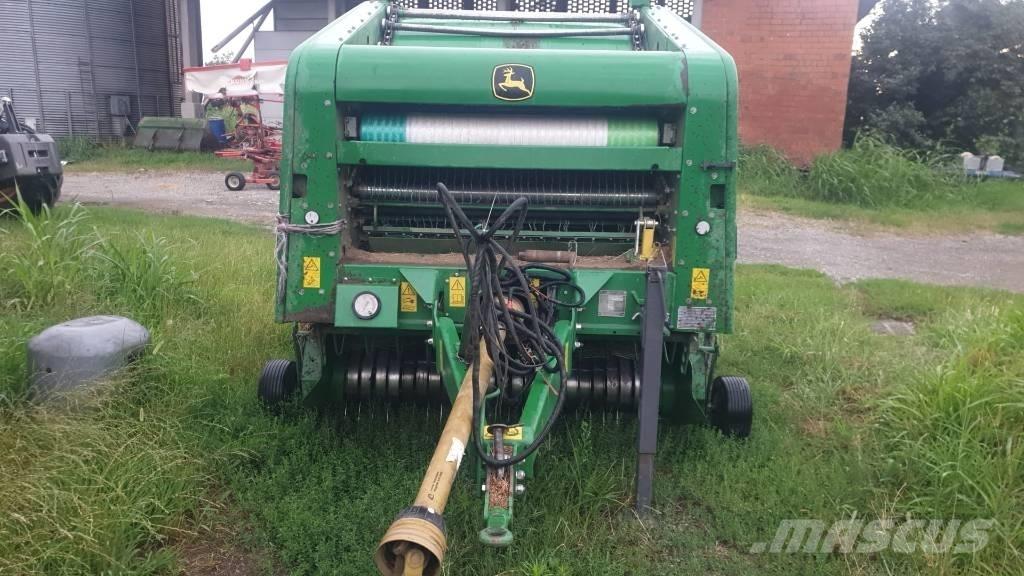 John Deere F 450 Round Balers