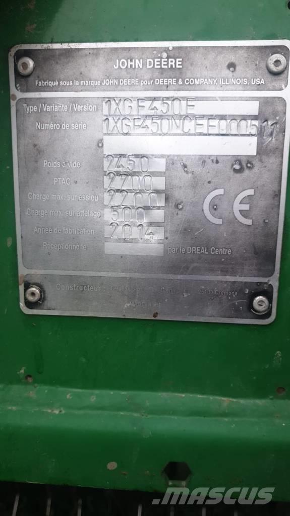 John Deere F 450 Round Balers