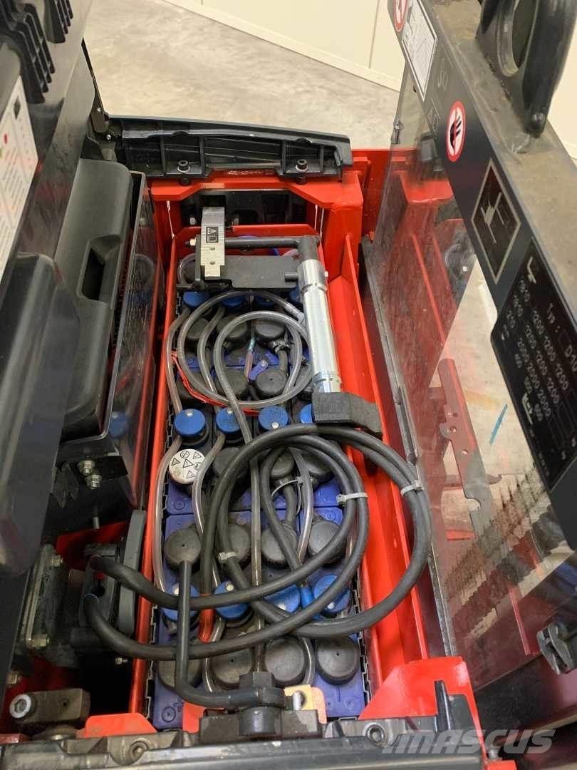 Linde D10 Self Propelled Stackers