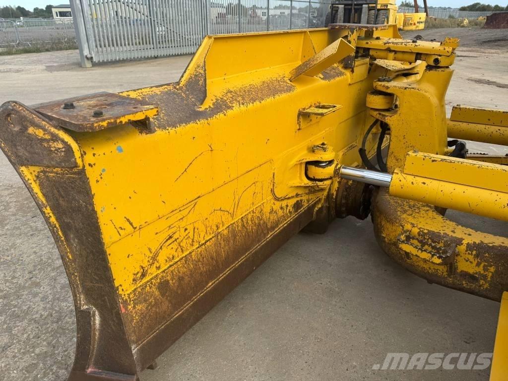 Komatsu D61PX-24 Crawler dozers