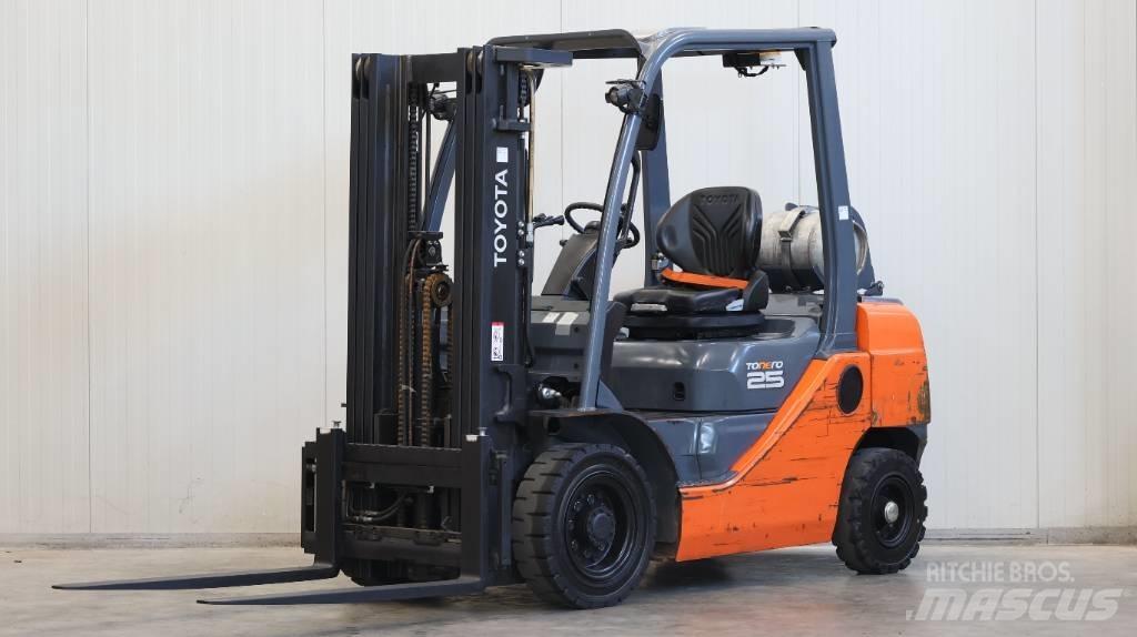 Toyota 02-8 FGF 25 LPG trucks