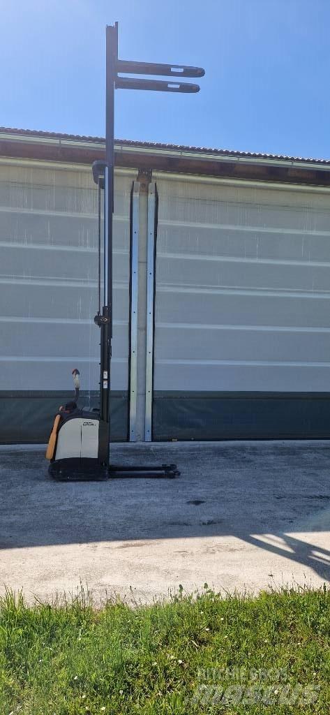 Crown ET40001.4 Manual Pallet Stacker