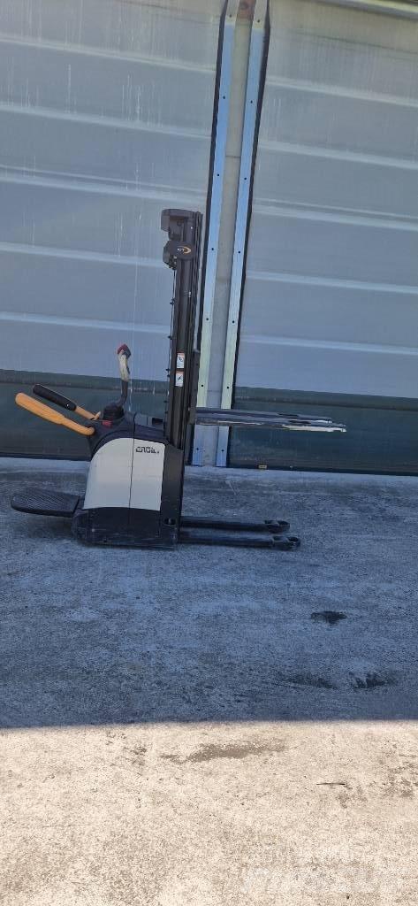 Crown ET40001.4 Manual Pallet Stacker