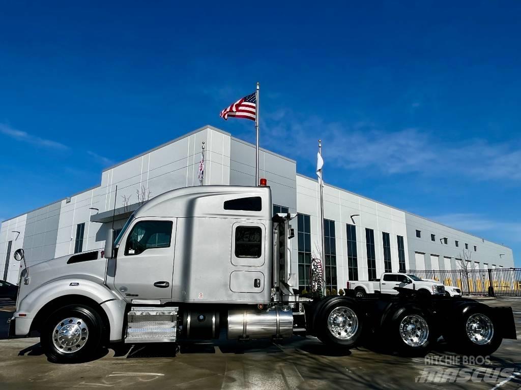 Kenworth T 880 Conventional Trucks / Tractor Trucks