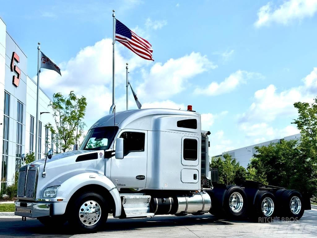 Kenworth T 880 Conventional Trucks / Tractor Trucks