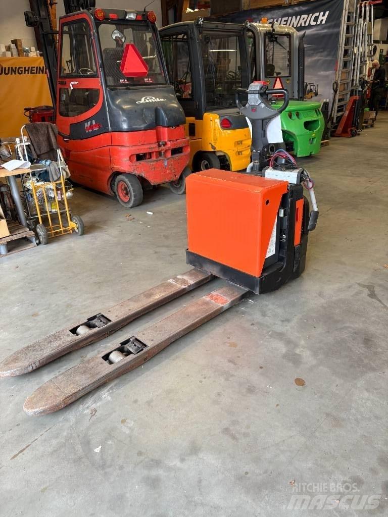 BT LPE 200 / 8 Low lifter with platform