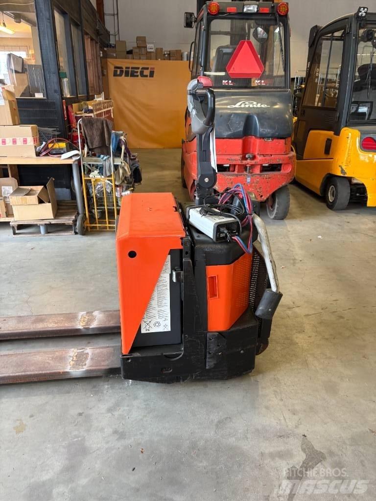 BT LPE 200 / 8 Low lifter with platform