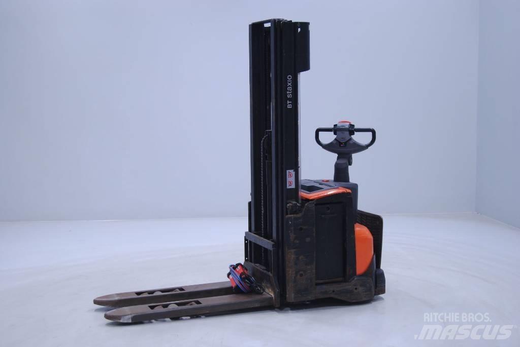 Toyota SWE120L Pedestrian stacker