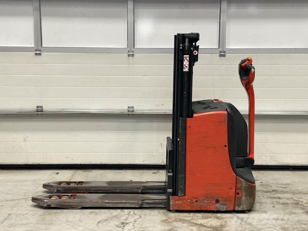Linde D08 Pedestrian stacker