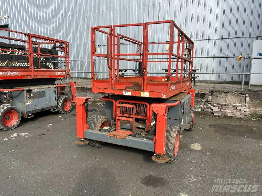 SkyJack SJ 6826 RT Scissor Lifts