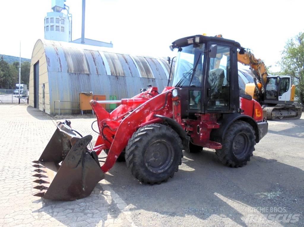 JCB 407 Wheel Loaders
