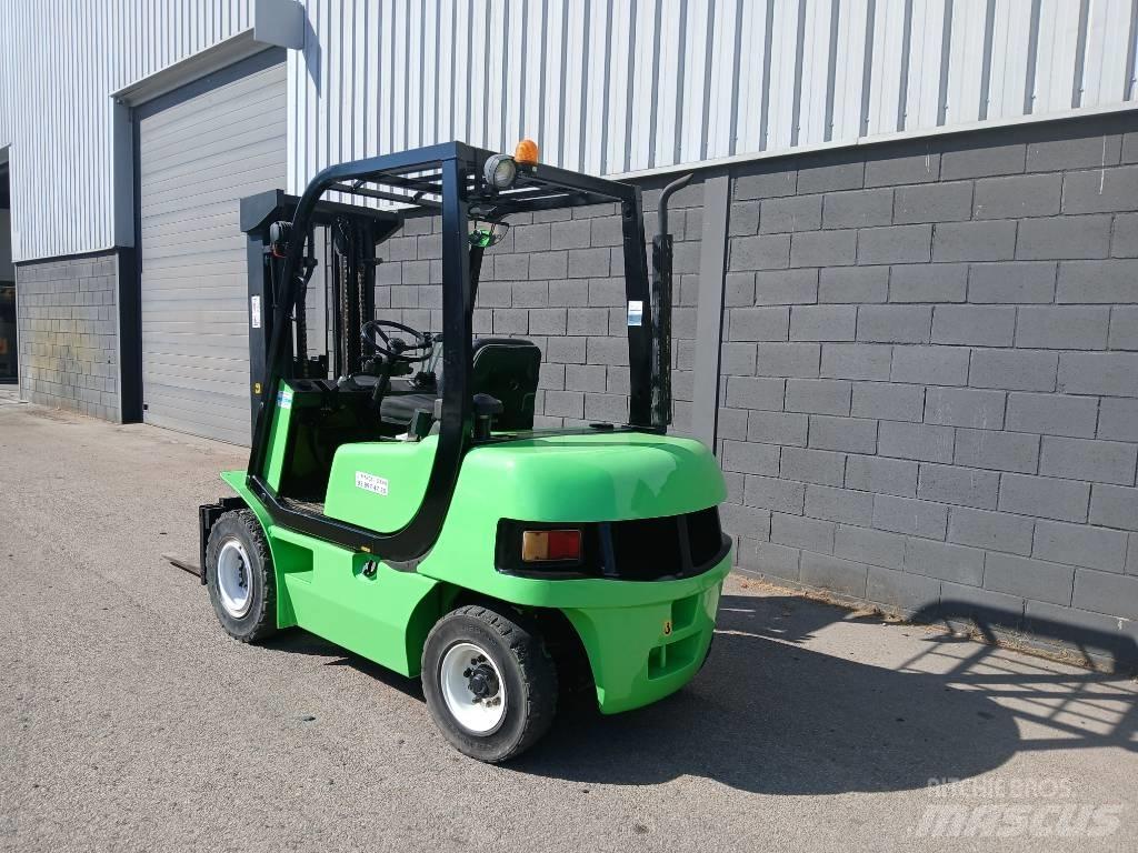 Clark CMP 25 Diesel Forklifts