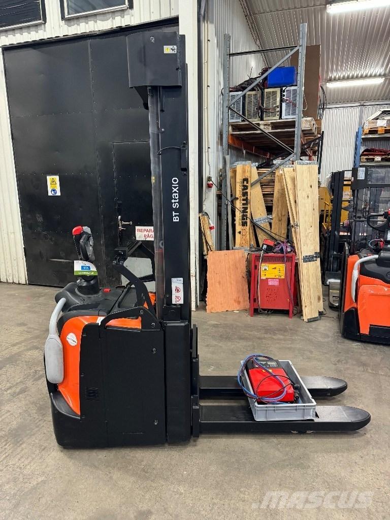 Toyota SPE160L Pedestrian stacker