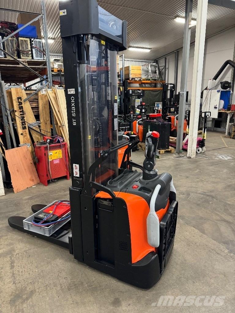 Toyota SPE160L Pedestrian stacker