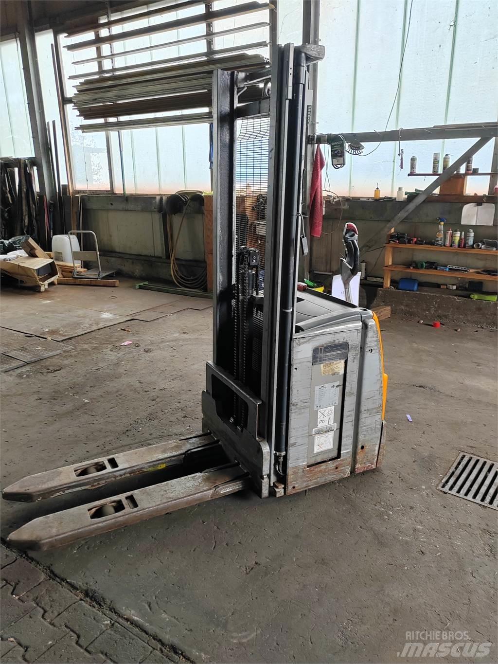 Still EXV14 Pedestrian stacker