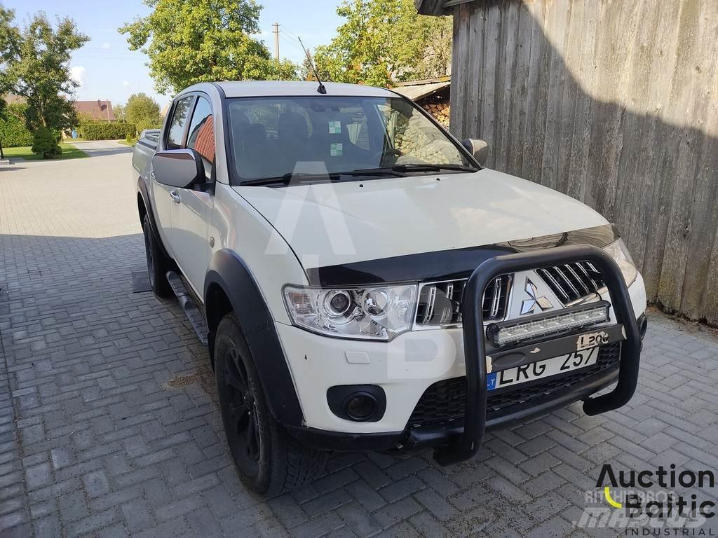 Mitsubishi L200 Automobiles / SUVS
