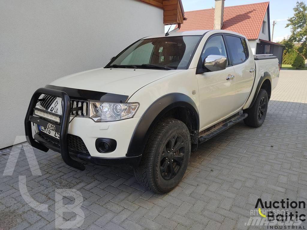 Mitsubishi L200 Automobiles / SUVS