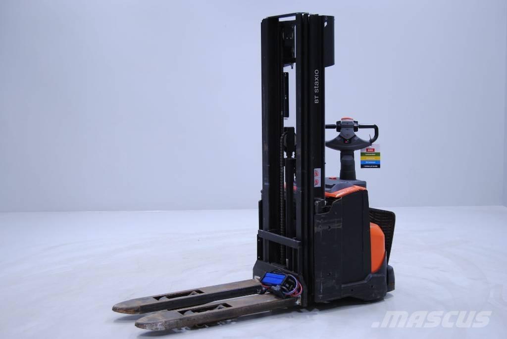 Toyota SWE120L Pedestrian stacker