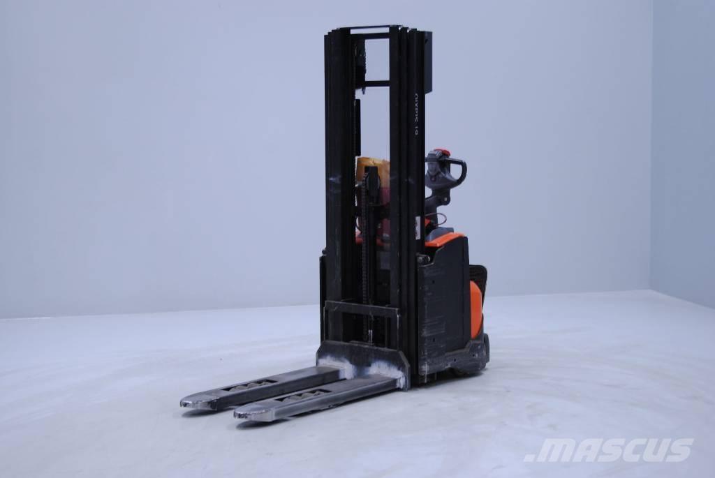 Toyota SWE120L Pedestrian stacker