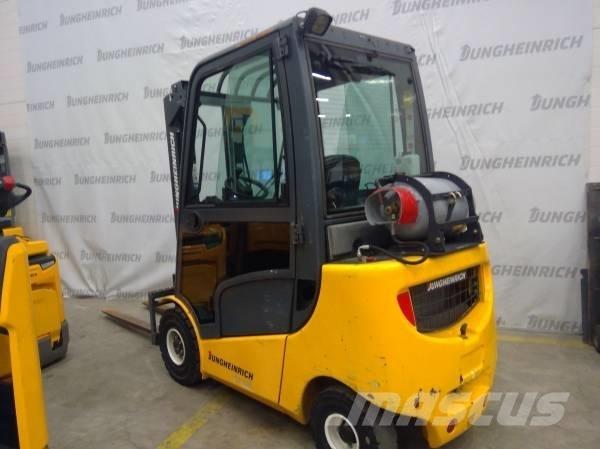 Jungheinrich TFG 320 LPG trucks