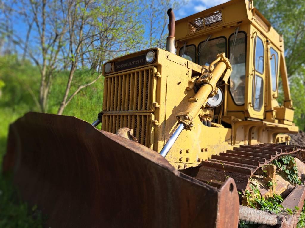 Komatsu D85A Crawler dozers