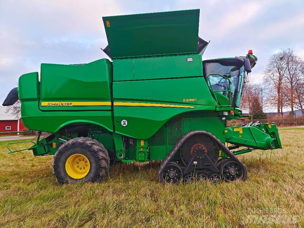 John Deere S690i Combine Harvesters