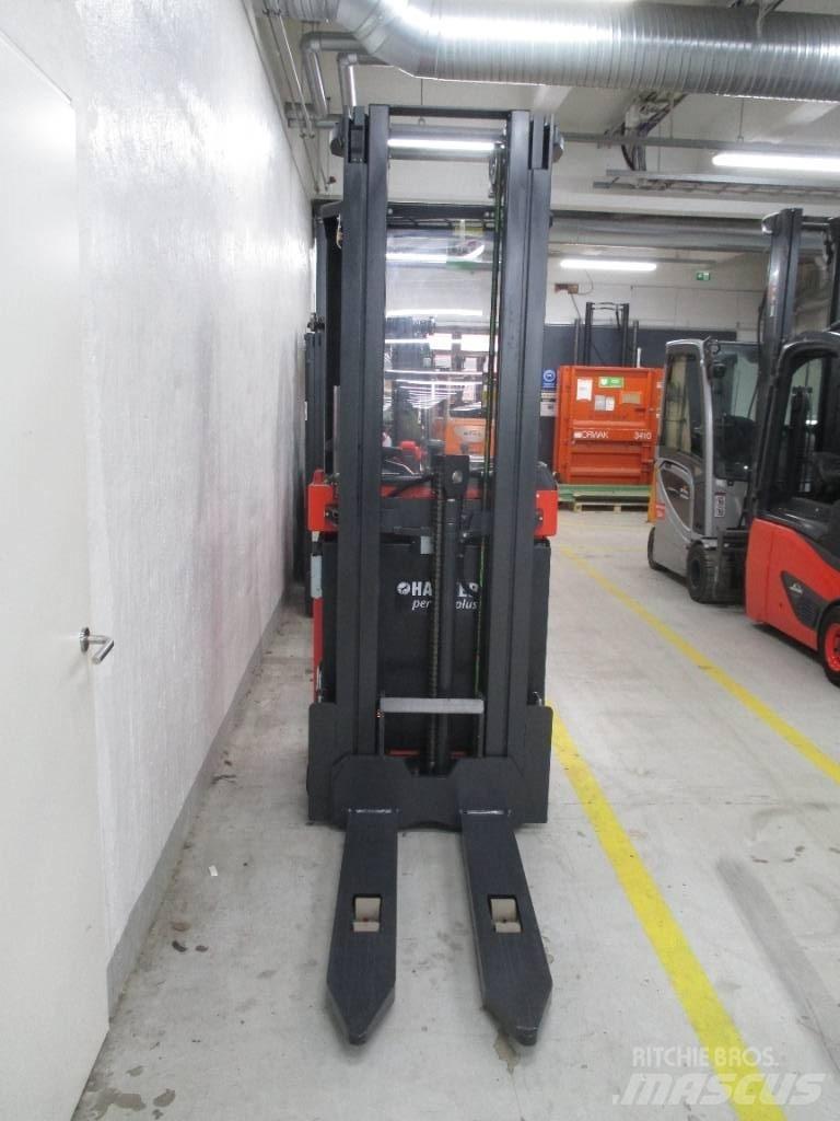 Linde L1600 TTFYS Self Propelled Stackers