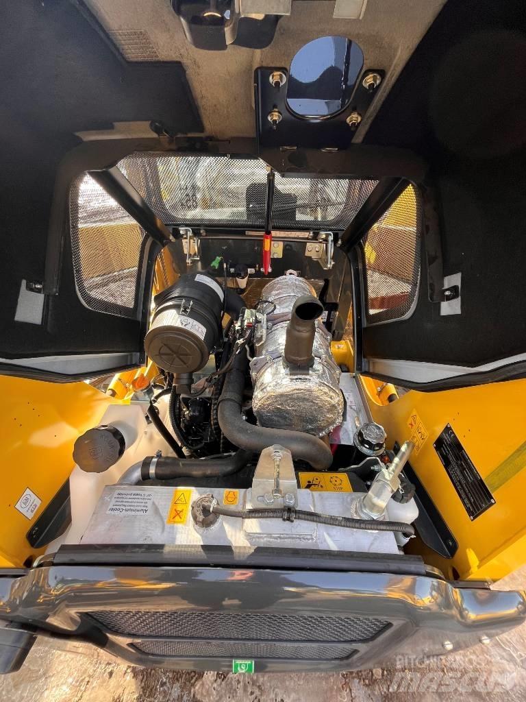 Komatsu SK815-8 Skid Steer Loaders