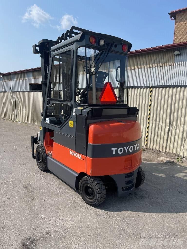 Toyota 7FBMF30 Electric Forklifts