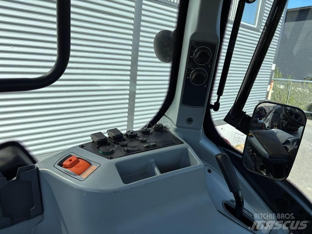 Valtra T 215 Versu Tractors