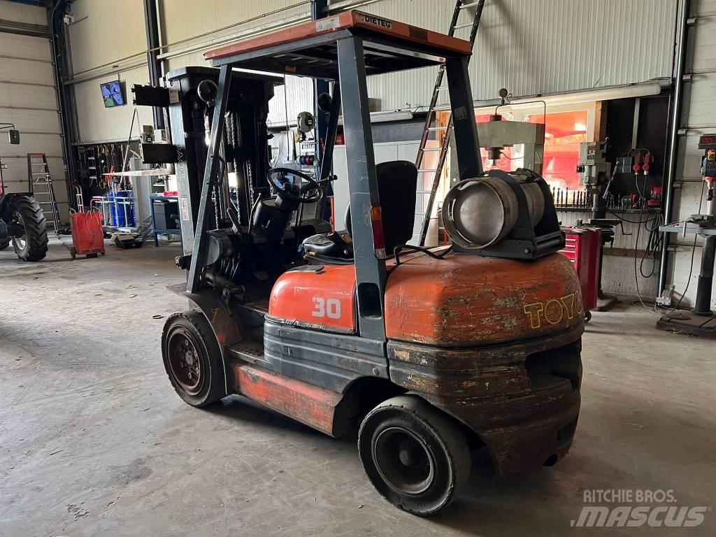 Toyota 02-6 FG F 30 LPG trucks