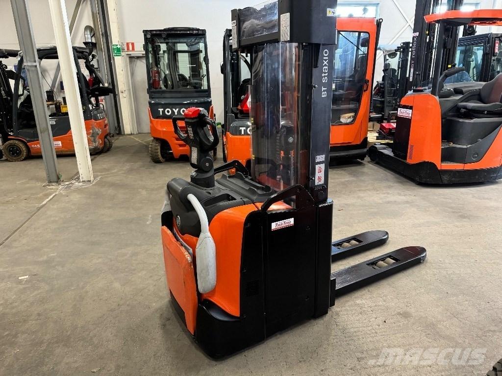 Toyota SPE140L Pedestrian stacker